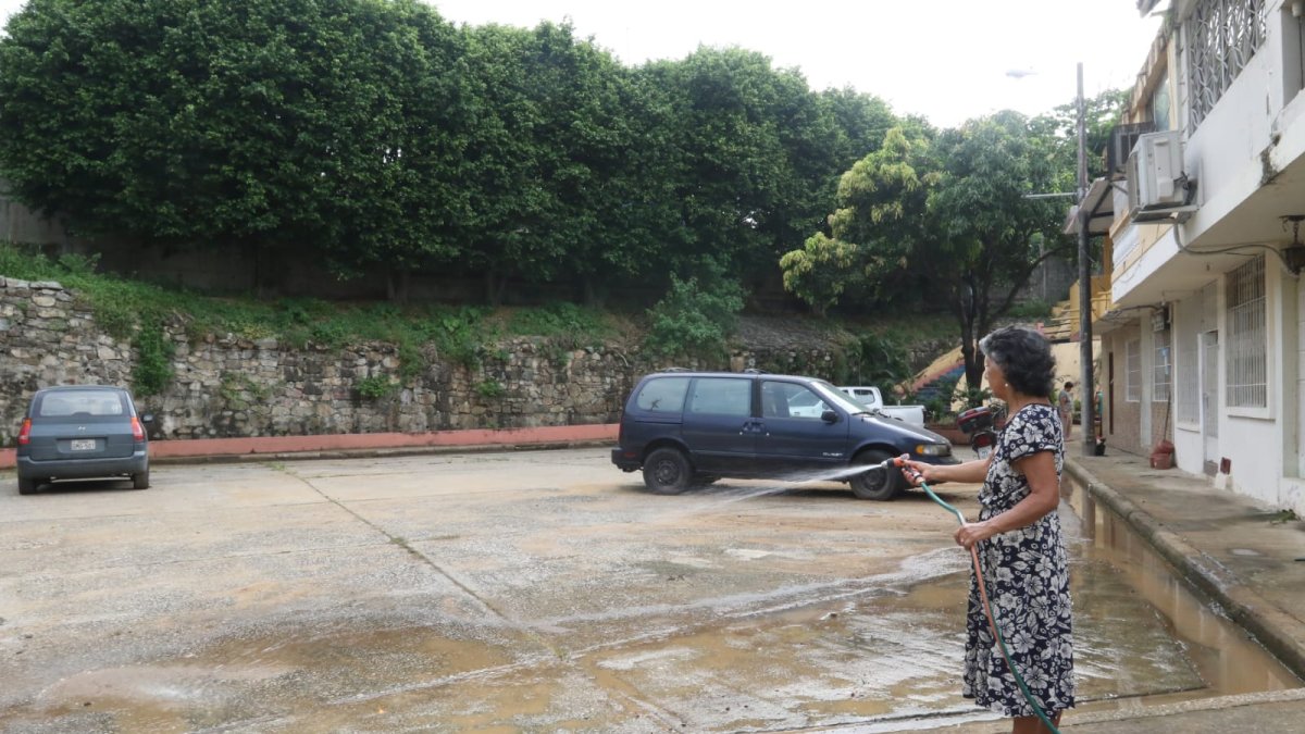 Esta mañana vecinos trataban de limpiar sus enseres.