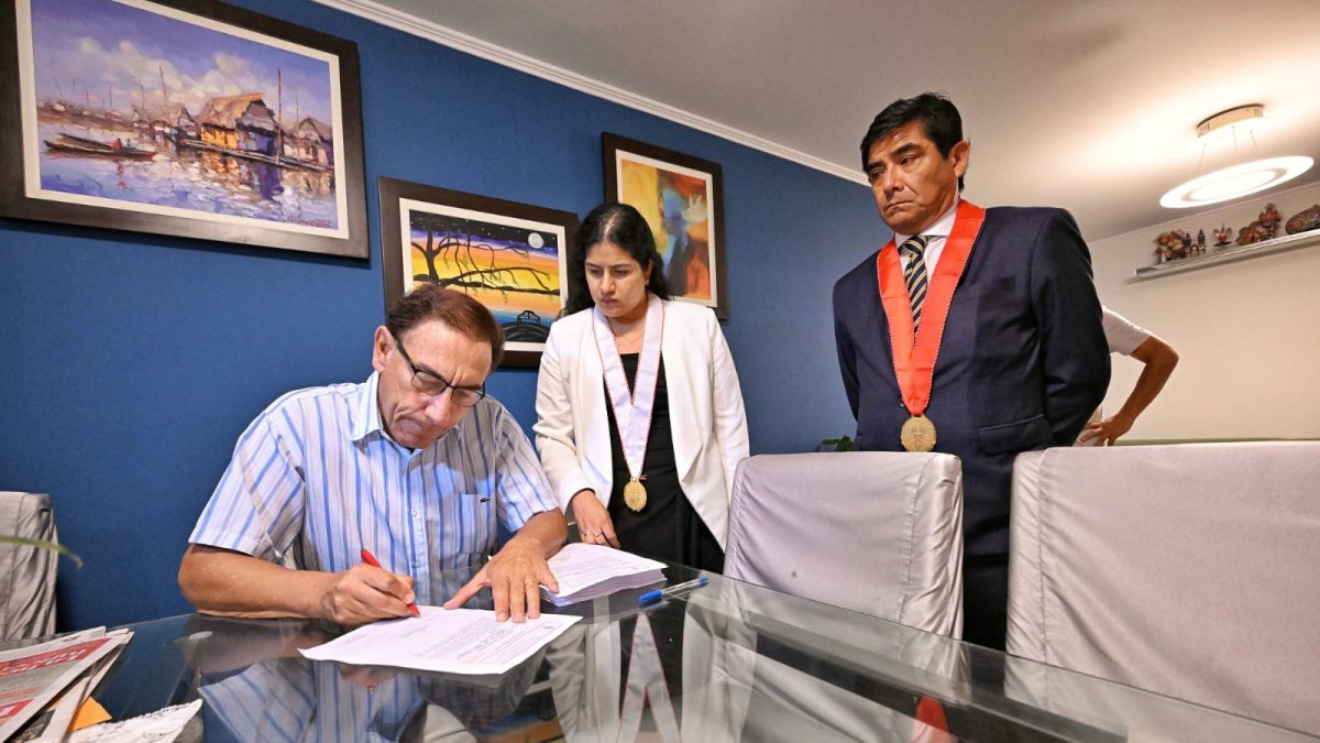 El expresidente peruano Martín Vizcarra (i) durante el allanamiento a su vivienda en Lima