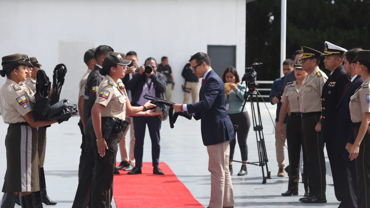 Presidente entregó armas y chalecos para el eje preventivo e investigativo de la Policía.