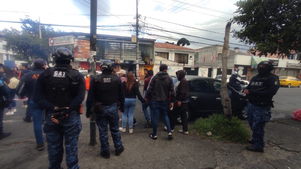 Imagen referencial. Motorizados del Cuerpo de Agentes de Control Metropolitano agredieron a un joven, durante un operativo en Quito.