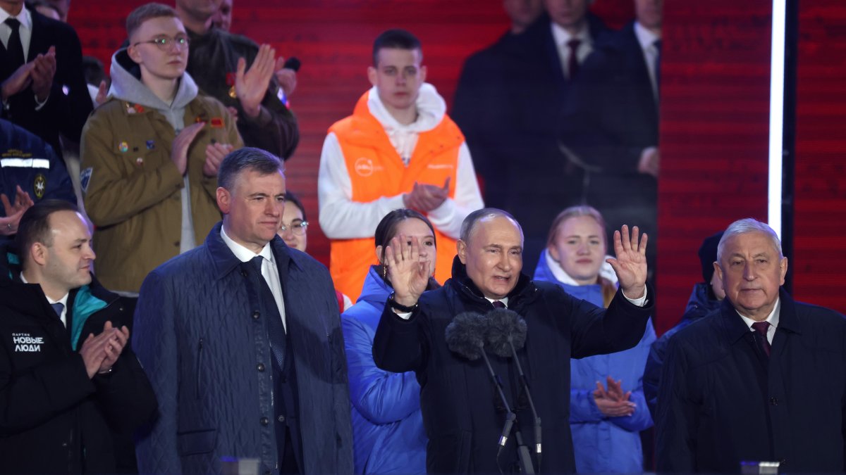 El presidente ruso Vladimir Putin y los candidatos presidenciales asisten a un concierto para conmemorar el décimo aniversario de la reunificación de Crimea con Rusia