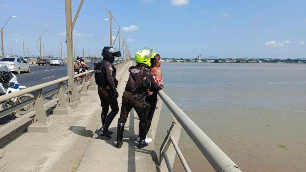 La Policía Nacional intervino para evitar que la mujer se lance del puente.