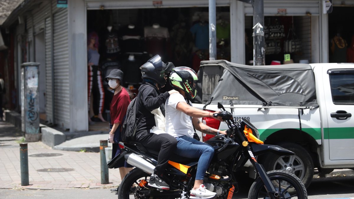 Se establece una sanción del 15 % de un Salario Básico Unificado para quienes incumplan con la capacidad permitida de ciudadanos que viajan en una moto.