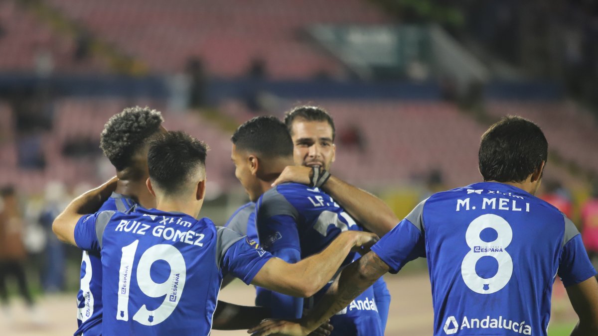 Plantilla millonaria festeja el gol anotado por el zaguero Luis Fernando León (c) de penalti, en la victoria sobre El Nacional.