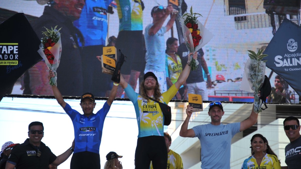 El ecuatoriano Segundo Navarrete (i), escoltó Tylor Locke (c), ganador de la L’Etape Ecuador 2024.