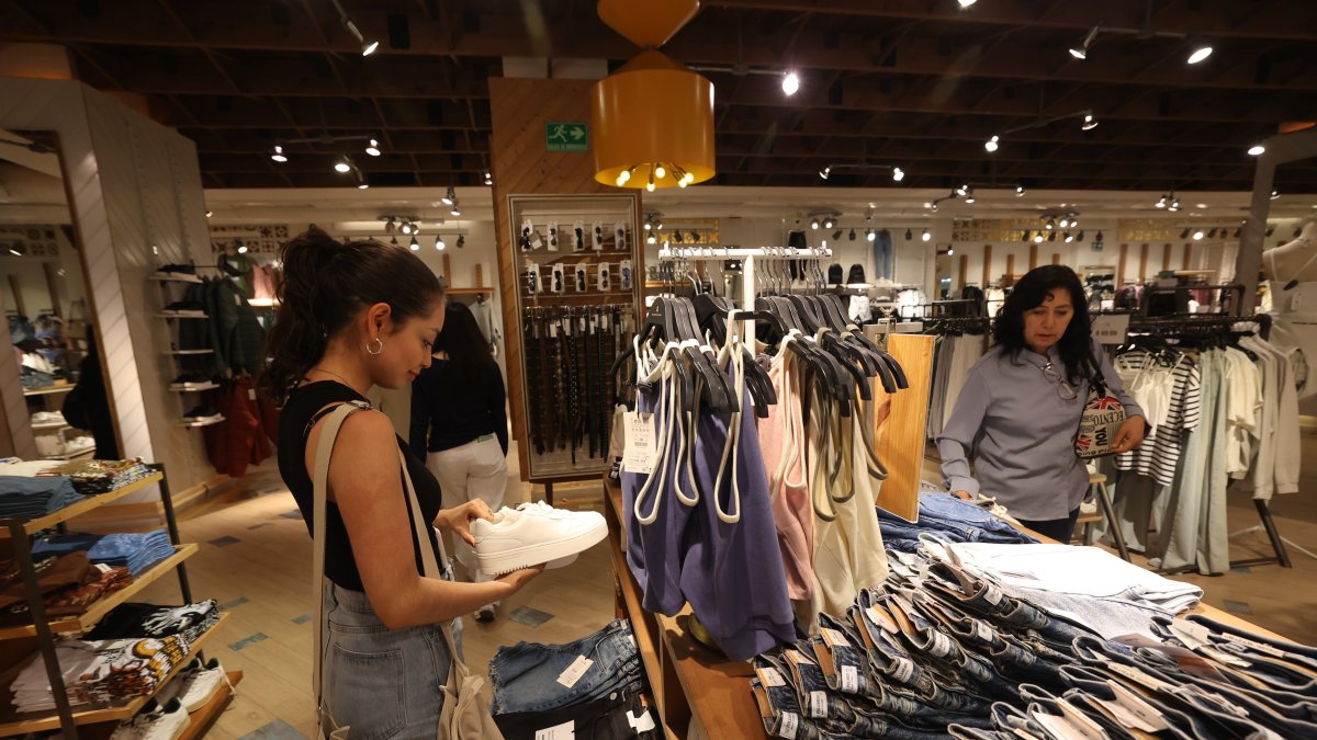 Situación. La pronta ejecución del aumento de impuesto, lleva a varios ciudadanos a realizar compras adelantadas y en otros casos a reajustar su cartera para futuras compras.