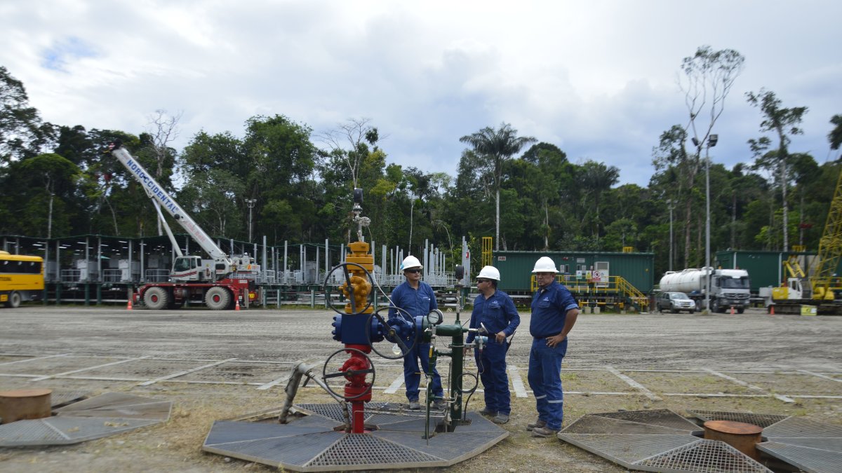 Labor.- Trabajadores en un pozo de petróleo en Ecuador.