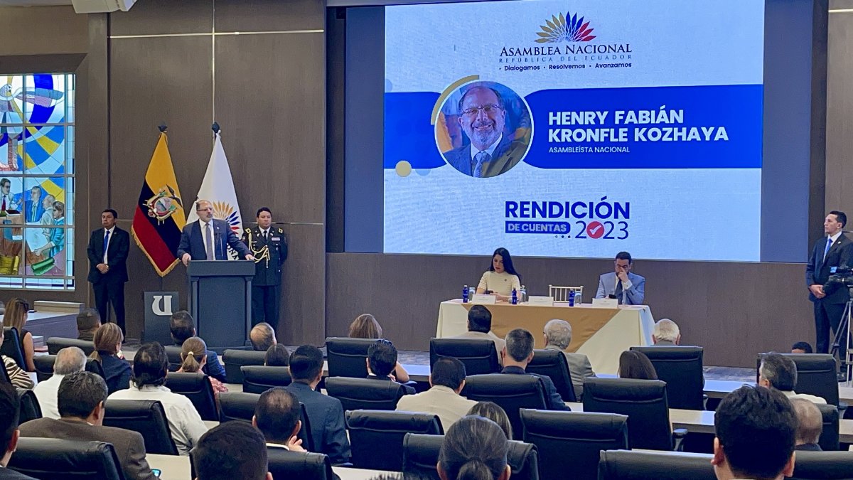 Kronfle realizó su rendición de cuentas en la Universidad de Especialidades Espíritu Santo (UEES).