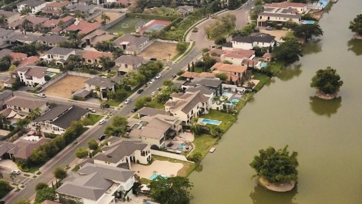 El 25 de mayo de 2022, Leandro Norero fue detenido en su casa, en la urbanización La Ribera del Batán, en Samborondón.