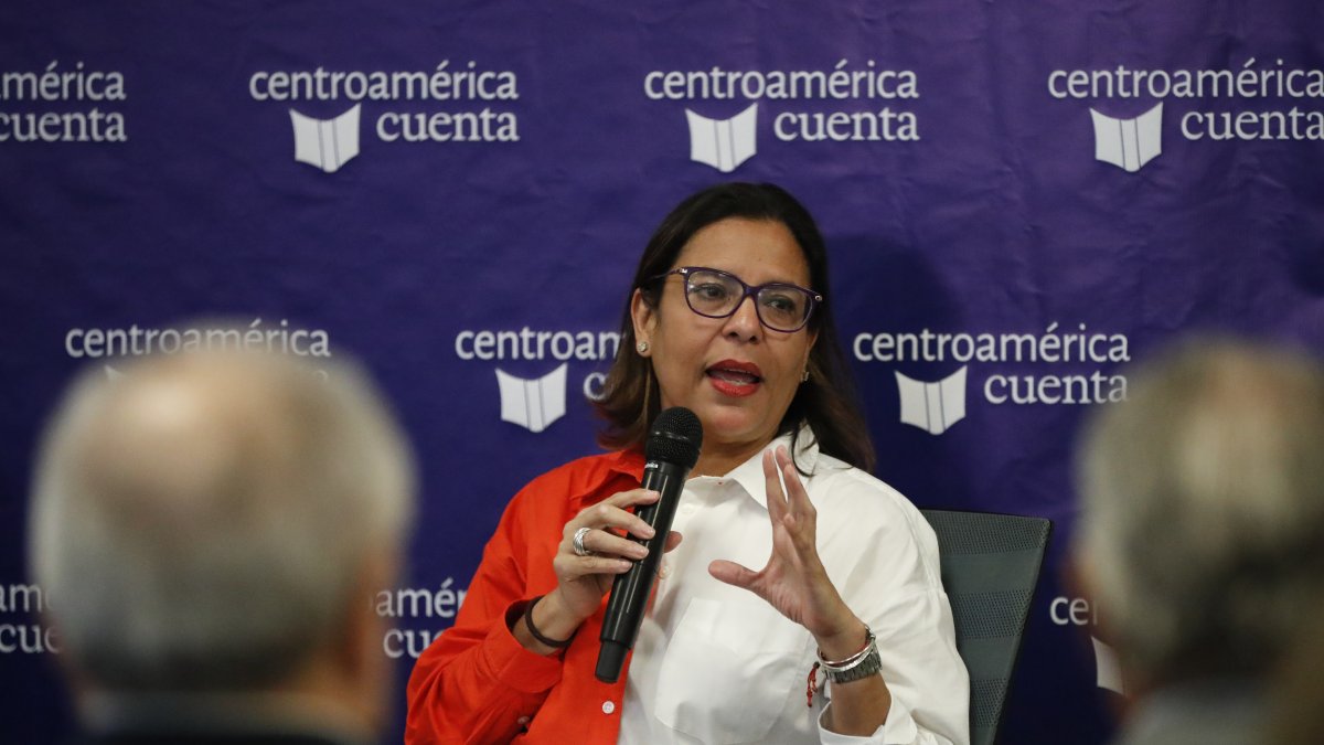La directora del festival literario itinerante Centroamérica Cuenta, la nicaragüense Claudia Neira, habla durante una rueda de prensa