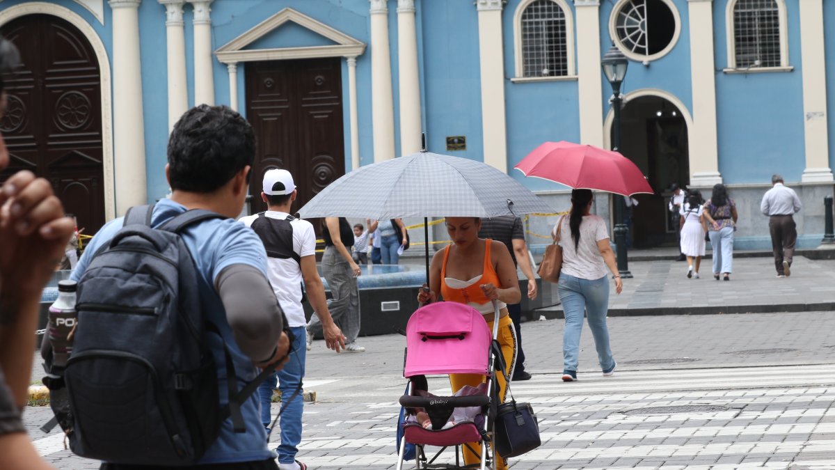 Necesidad. Ante el inclemente sol y el calor que se registraron el fin de semana en Guayaquil, se pudo ver a los ciudadanos ir y venir con paraguas en las manos.