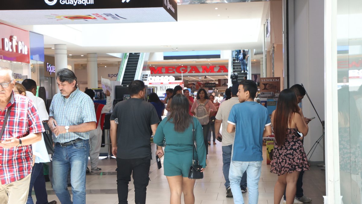 Uno de los factores del mal momento económico es la caída en el consumo.