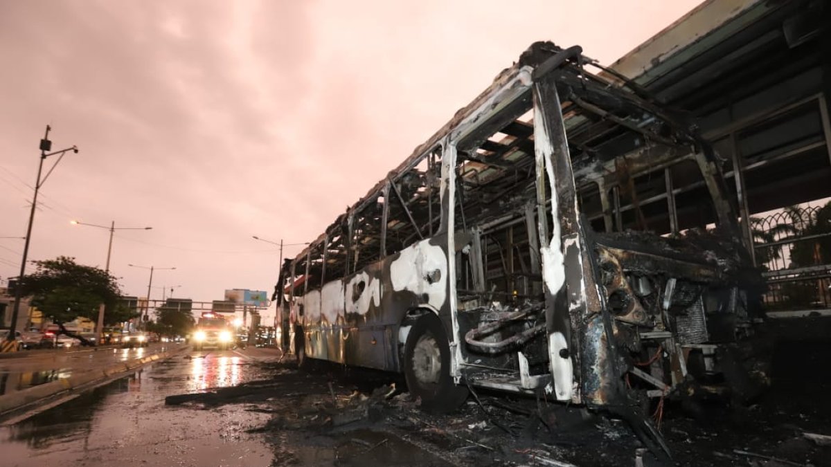En menos de un mes, un segundo bus de la Metrovía se incendió en la av. 25 de Julio.