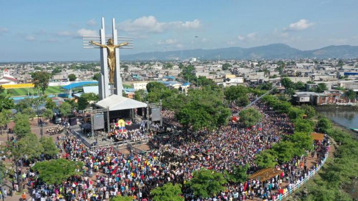 Cada Viernes Santo, miles de personas acuden a la procesión del Cristo del Consuelo, en el suroeste de Guayaquil.