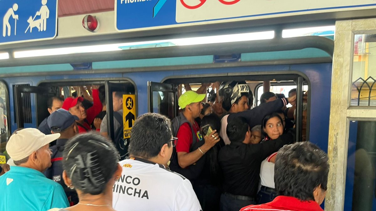 Decenas de usuarios esperaban en la estación Sagrada Familia, en el sur.
