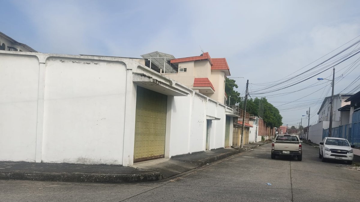 En el norte de Guayaquil sector La Herradura, una mujer asesinada, fue arrojada desde un vehículo