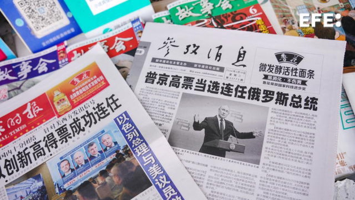 Los informes de los periódicos chinos sobre la reelección de Putin como Presidente de la Federación Rusa se exhiben en un quiosco en Beijing, China, el 19 de marzo de 2024.