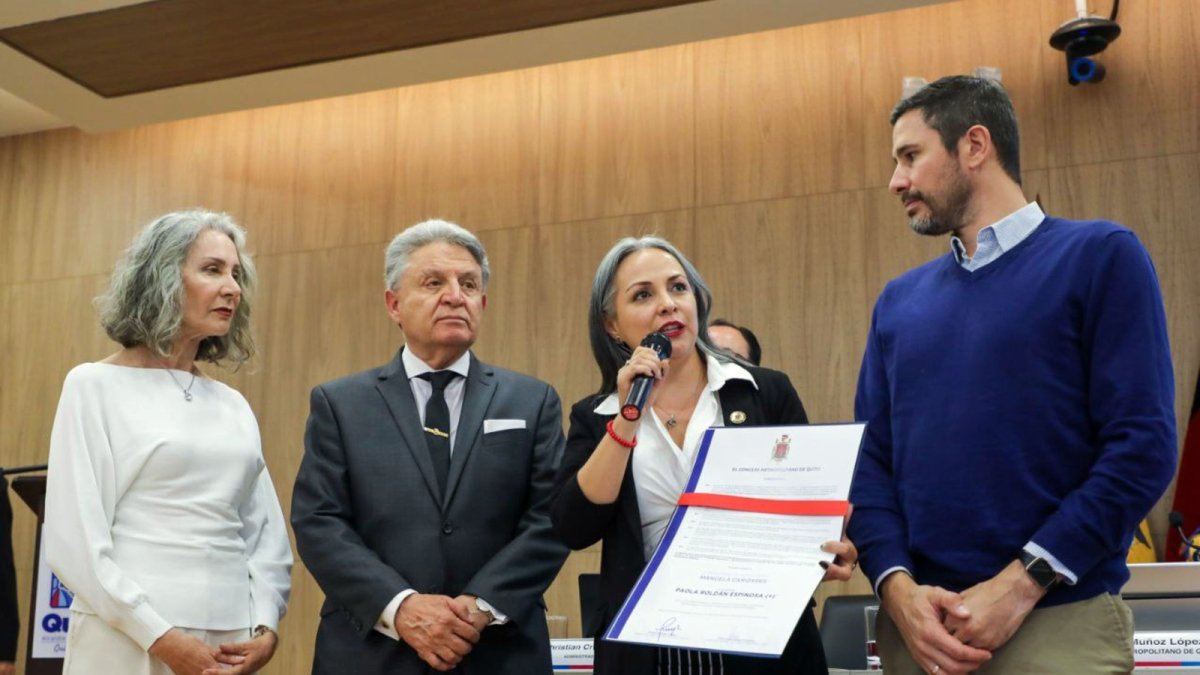 Los padres y el esposo de Paola Roldán recibieron el reconocimiento post mortem.
