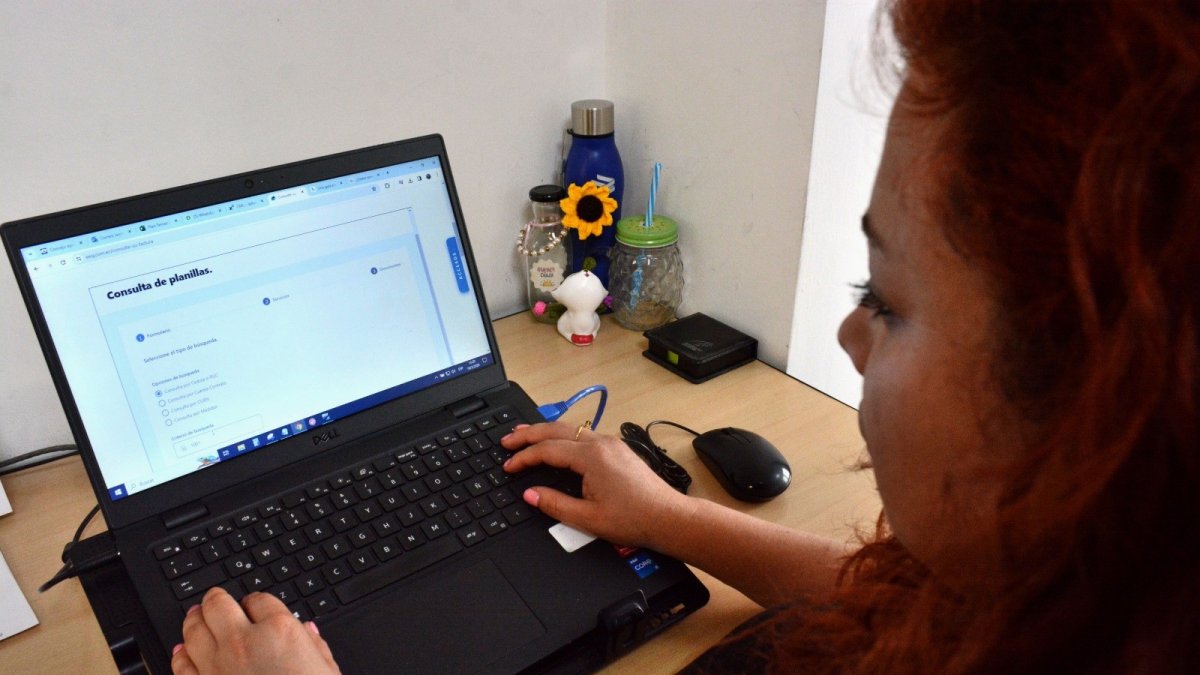 Referencia. Puede hacerlo desde una computadora o su dispositivo movil para luego imprimir el documento