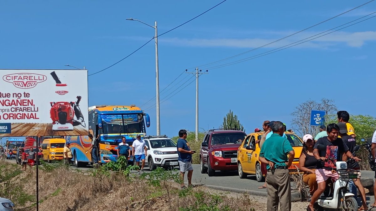 Durante 4 horas permaneció la vía cerrada, lo que congestionó la Ruta del Spondylus, en Santa Elena.