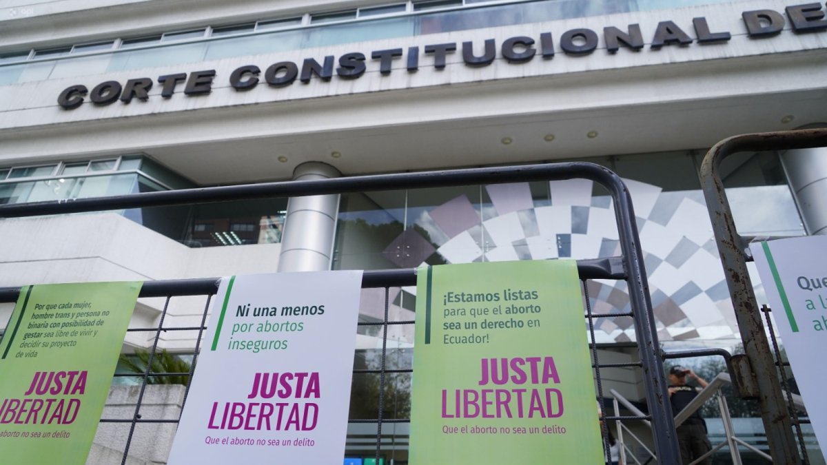 Los grupos feministas realizaron un plantón en los exteriores de la Corte Constitucional