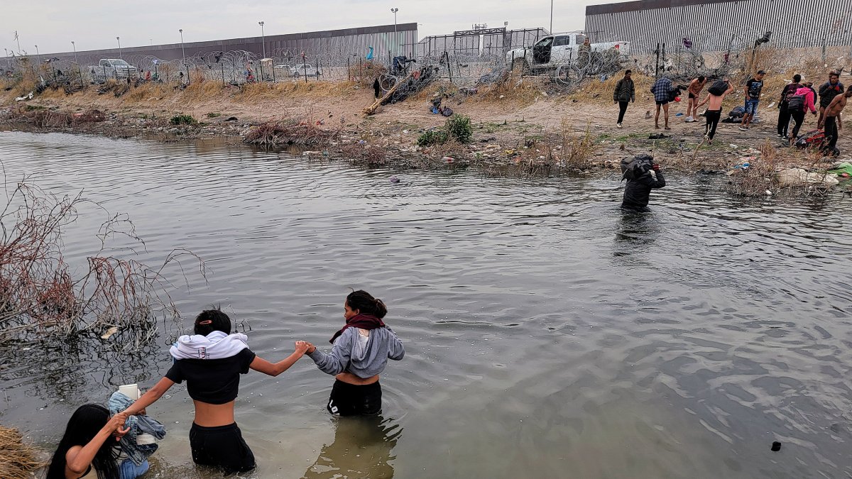 Migrantes se preparan para cruzar el Río Bravo, en la frontera que divide a México de los Estados Unidos, en un punto de Texas.