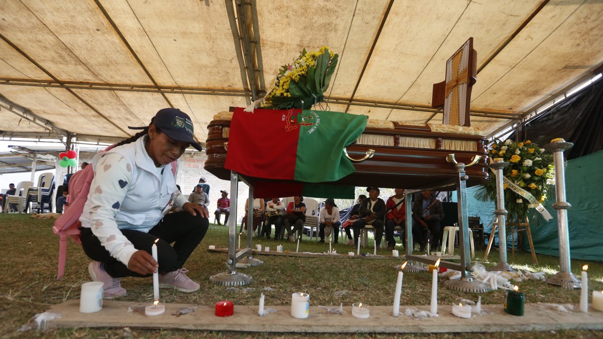 Indígenas asisten a la velación de la lideresa nasa Carmelina Yule Paví este martes 19 de marzo de 2024 en la vereda La Bodega de Toribío, departamento de Cauca (Colombia).