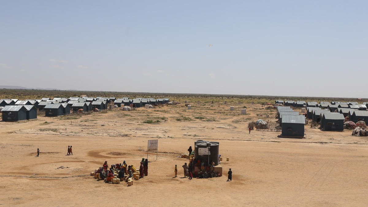 Dollow (Somalia). Mujeres y niños esperan en uno de los puntos de agua en un campamento de desplazados.