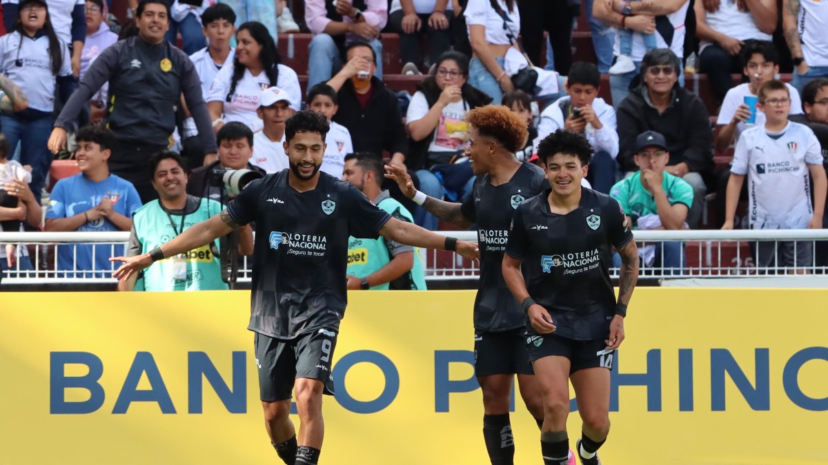 El delantero colombiano Jeison Medina (i) es pieza clave del buen momento de Aucas. Ha formado una gran sociedad en el ataque con Ronald Briones (d).