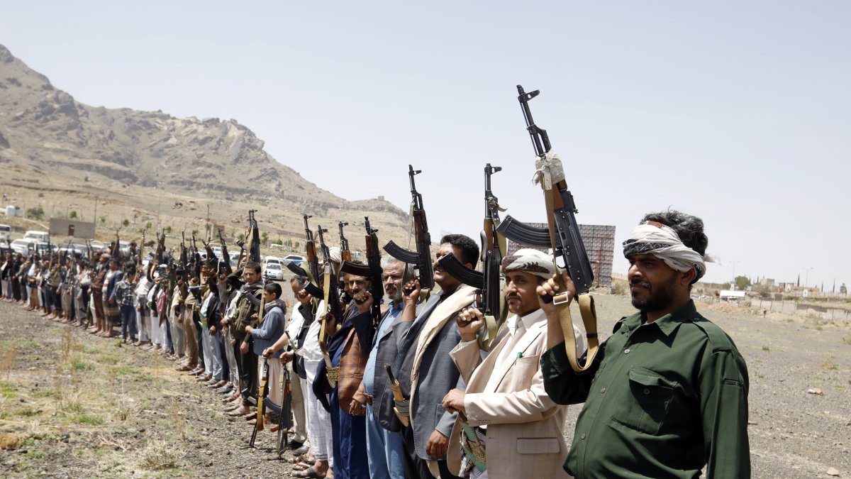 Hutíes armados aparecen en recientes ejercicios de preparación, en un campo de entrenamiento en Yemen.