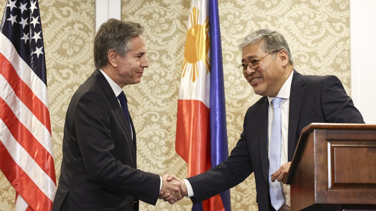 El secretario de Estado de Estados Unidos, Antony Blinken (i), junto a su homólogo filipino, Enrique Manalo (d), durante la reunión que ambos mantuvieron en Manila, este martes 19 de marzo de 2024.