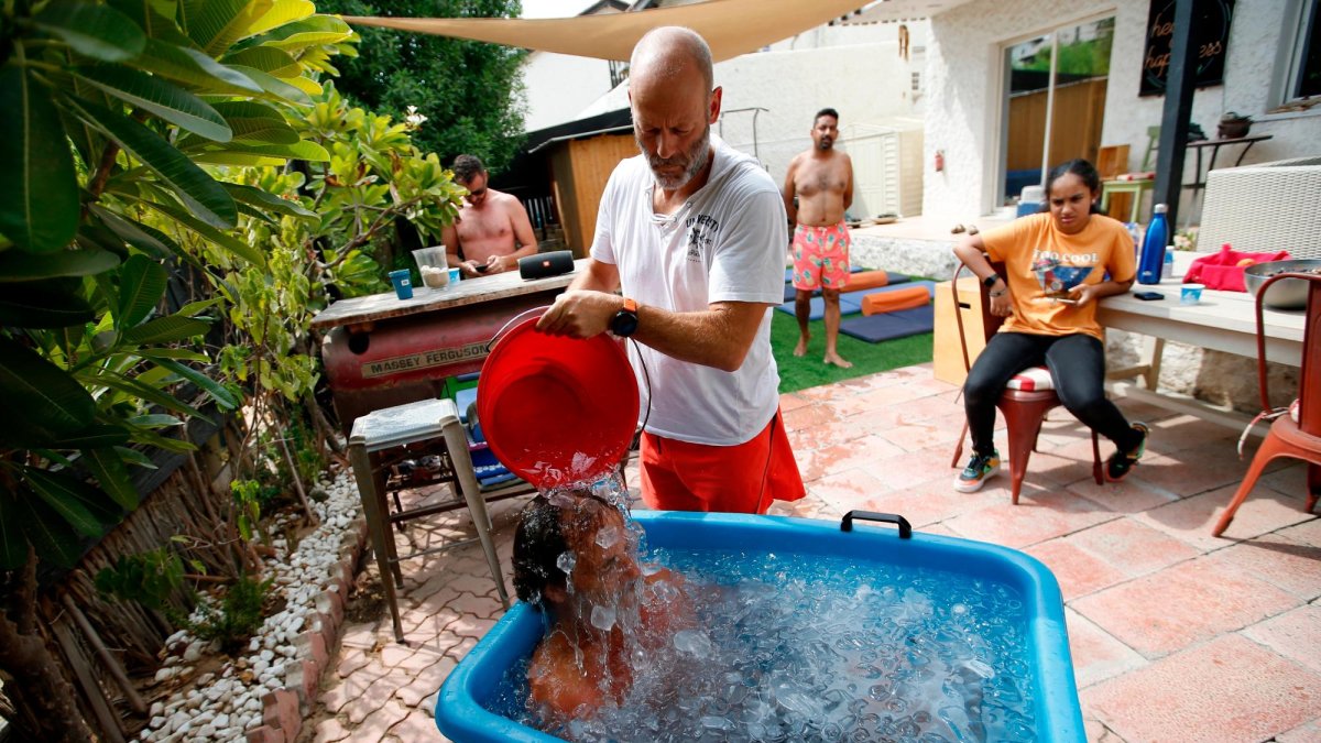 La práctica de la inmersión en hielo entre deportistas es común, pero siempre debe ser guiada por especialistas en el tema de rehabilitación física.