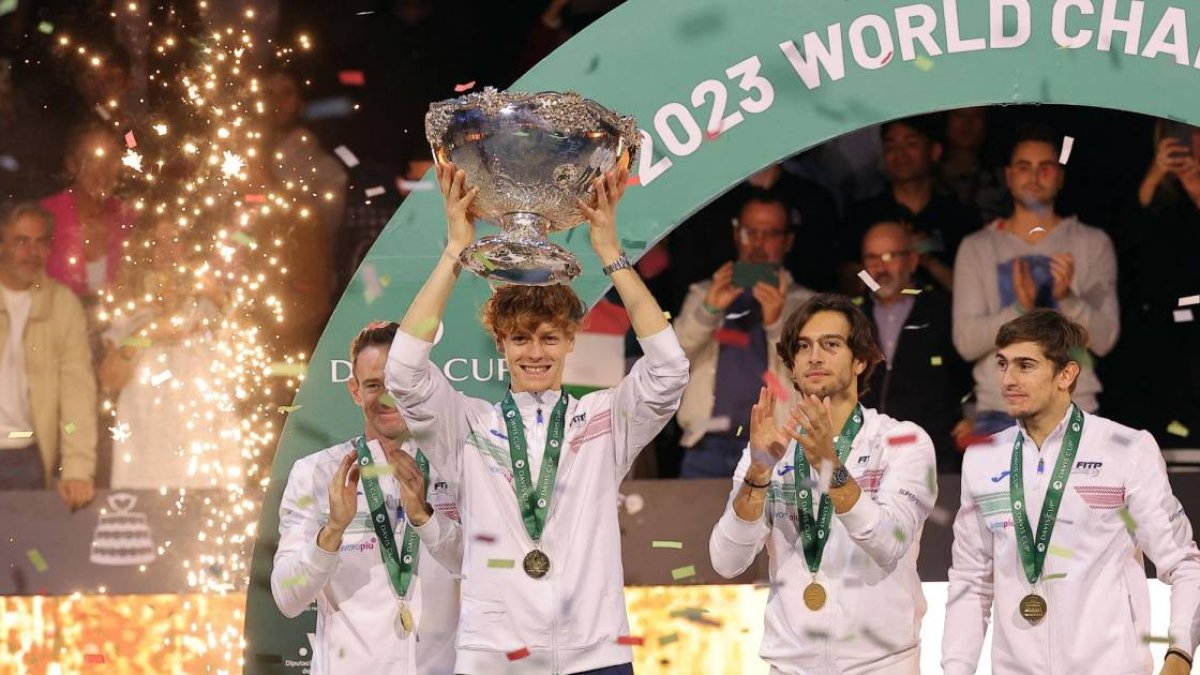 Jannik Sinner levantó en 2023 el trofeo Copa Davis para su país, 47 años después.