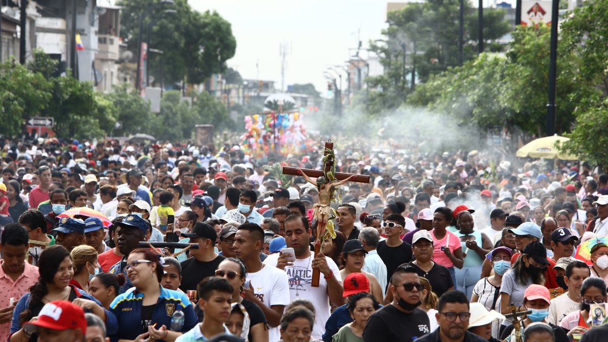 Esta es la imagen que predomina en Semana Santa en Guayaquil. Miles de feligreses acuden cada Viernes Santo a la procesión del Cristo del Consuelo, en el suroeste de Guayaquil.