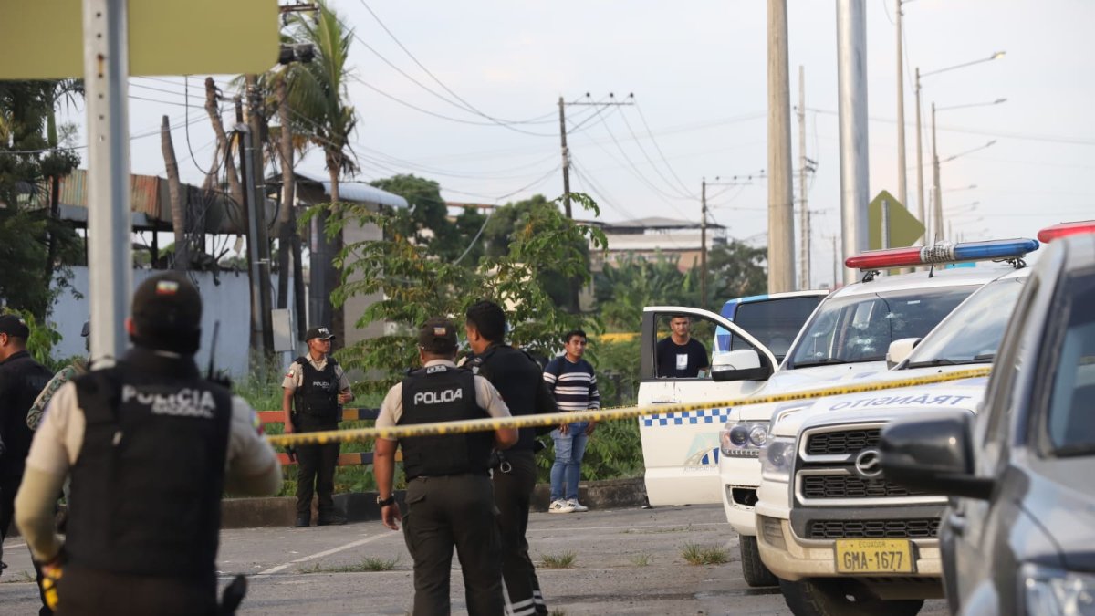 Los uniformados fueron atacados dentro del vehículo de la institución.