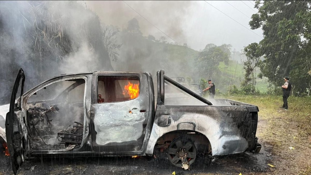 Situación. Vehículos fueron incinerados en Palo Quemado.