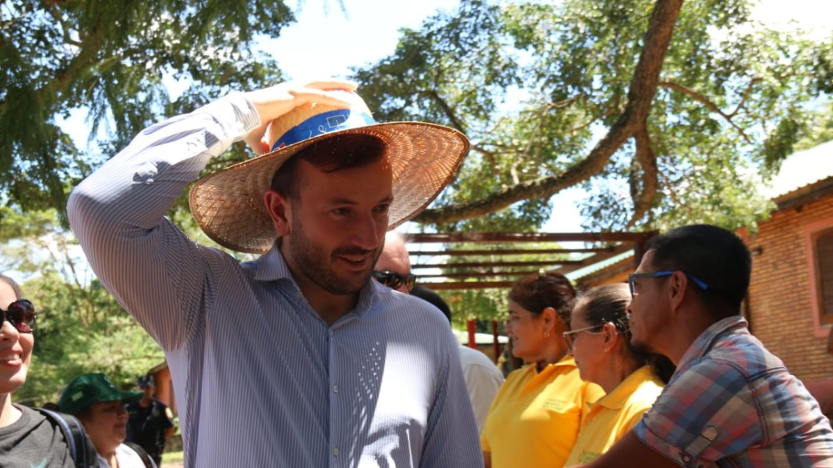 El comisario europeo de Medioambiente, Virginijus Sinkevicius, visita la Reserva Natural del Bosque Mbaracayú, este sábado en Villa Ygatimí (Paraguay).