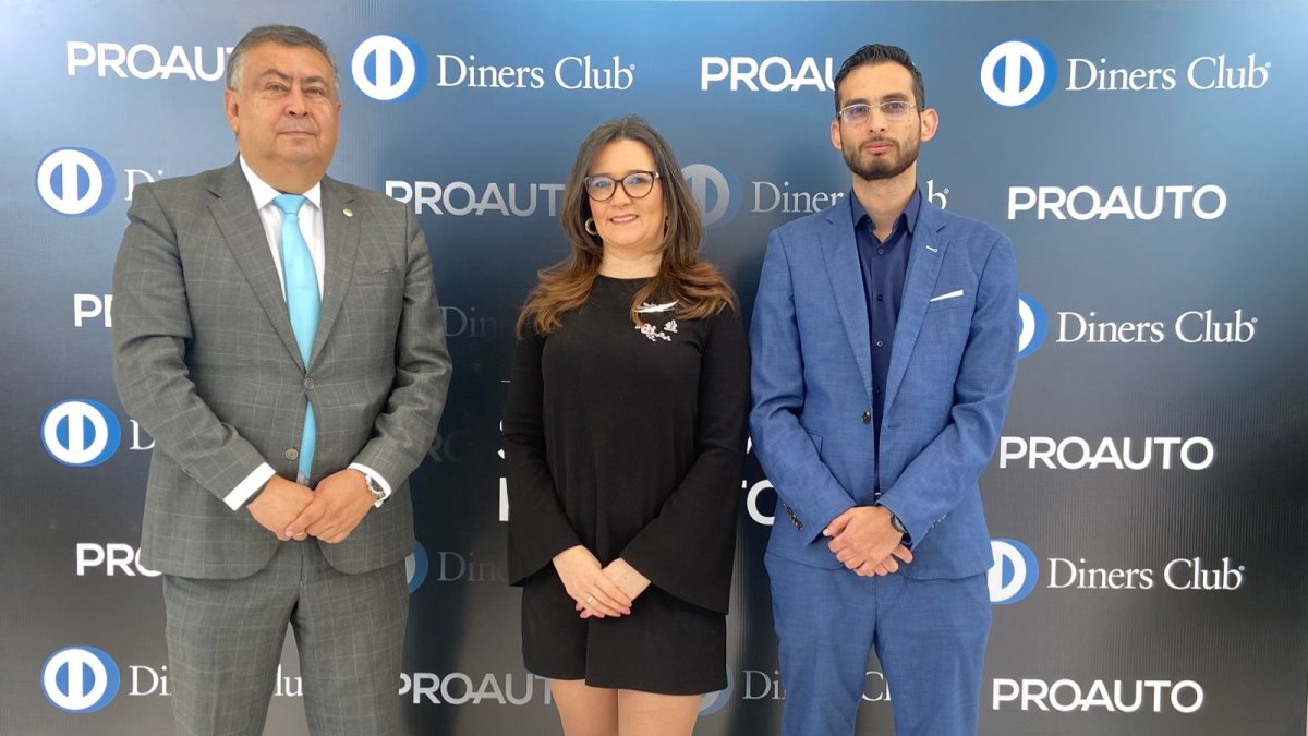 Ejecutivos de Corporación Proauto durante el lanzamiento del plan de beneficios automoriz.