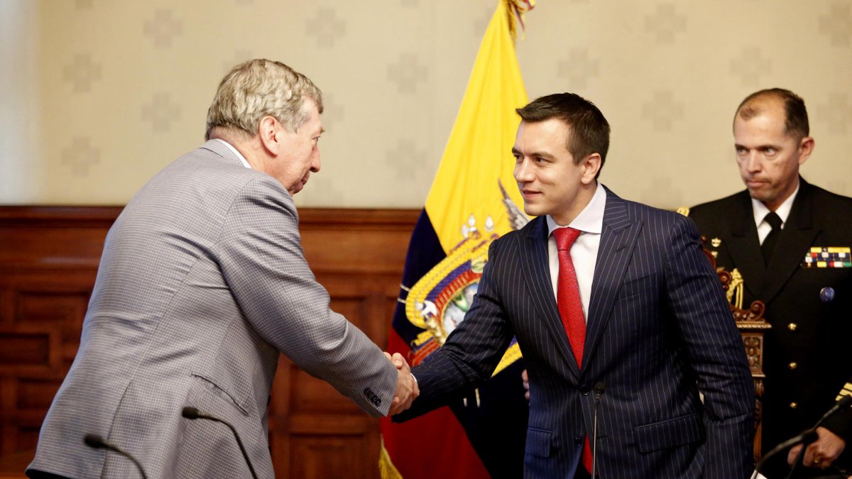 Presidente de Ecuador, Daniel Noboa (d), mientras se reúne con delegados de la Sociedad Interamericana de Prensa (SIP) en Quito.