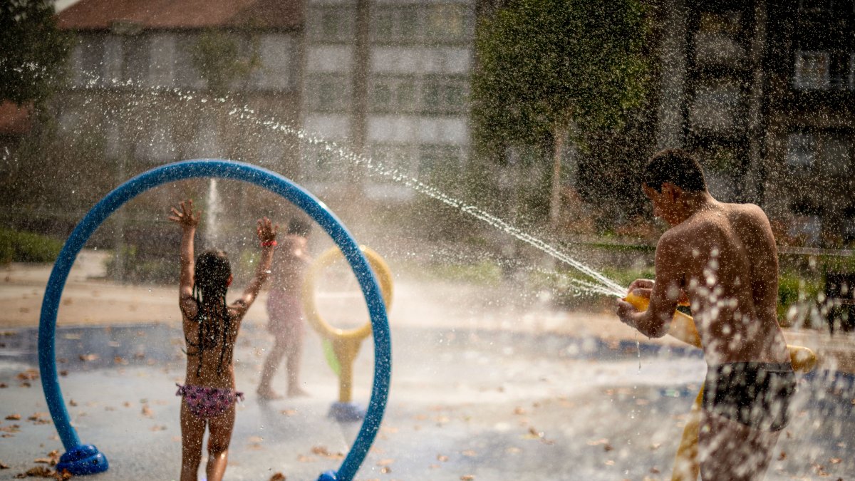 Archivo. Niños jugando en una fuente.