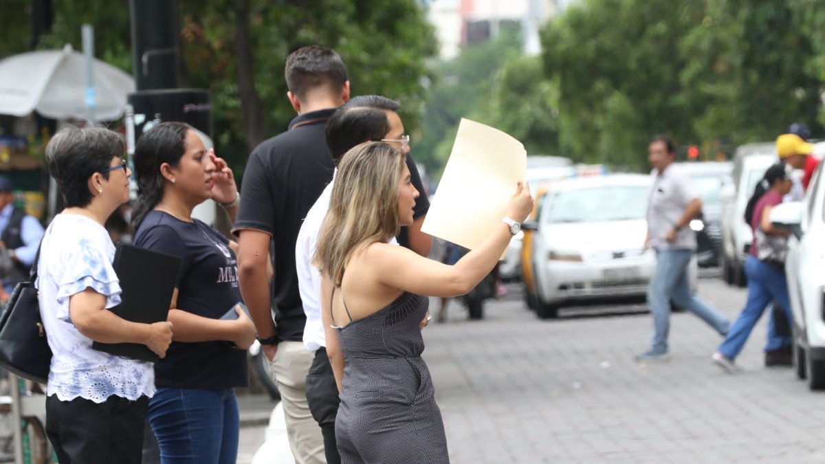 Los guayaquileños han intentado durante estos días cubrirse del sol o refrescarse con lo que hallen a la mano: carpetas, hojas, abanicos...