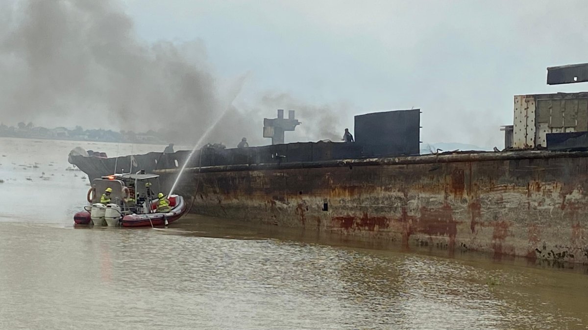 Bomberos de Guayaquil acudieron al lugar para atender la emergencia.