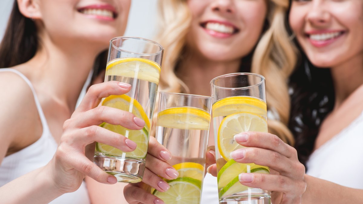 Beber agua y zumo natural en abundancia