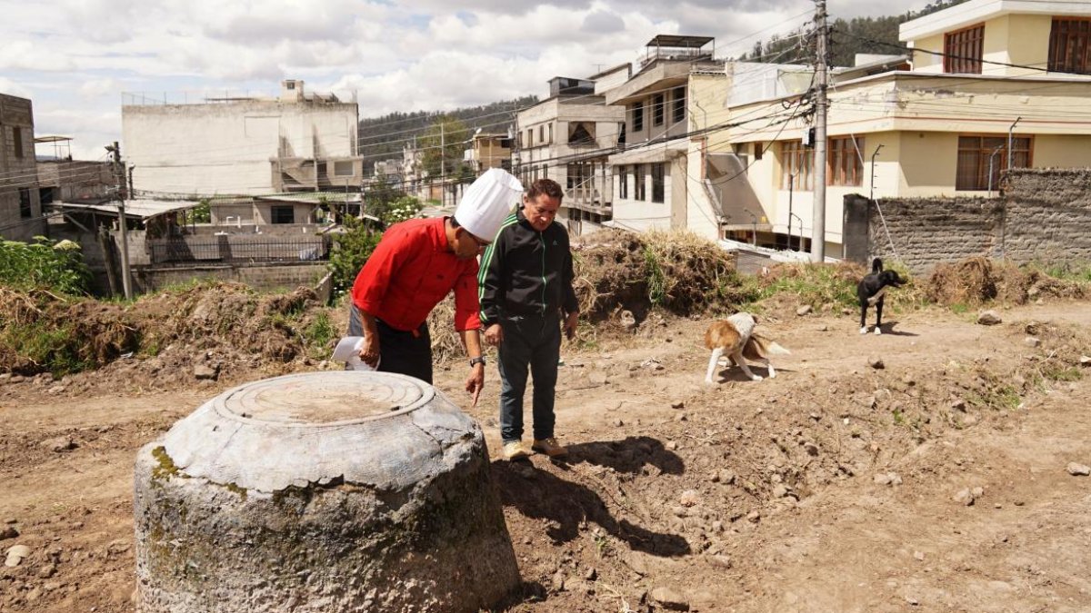 Los habitantes Nilo Lima y Geovanny Calderón han tomado la iniciativa de arreglar el barrio, ante la falta de apoyo municipal.