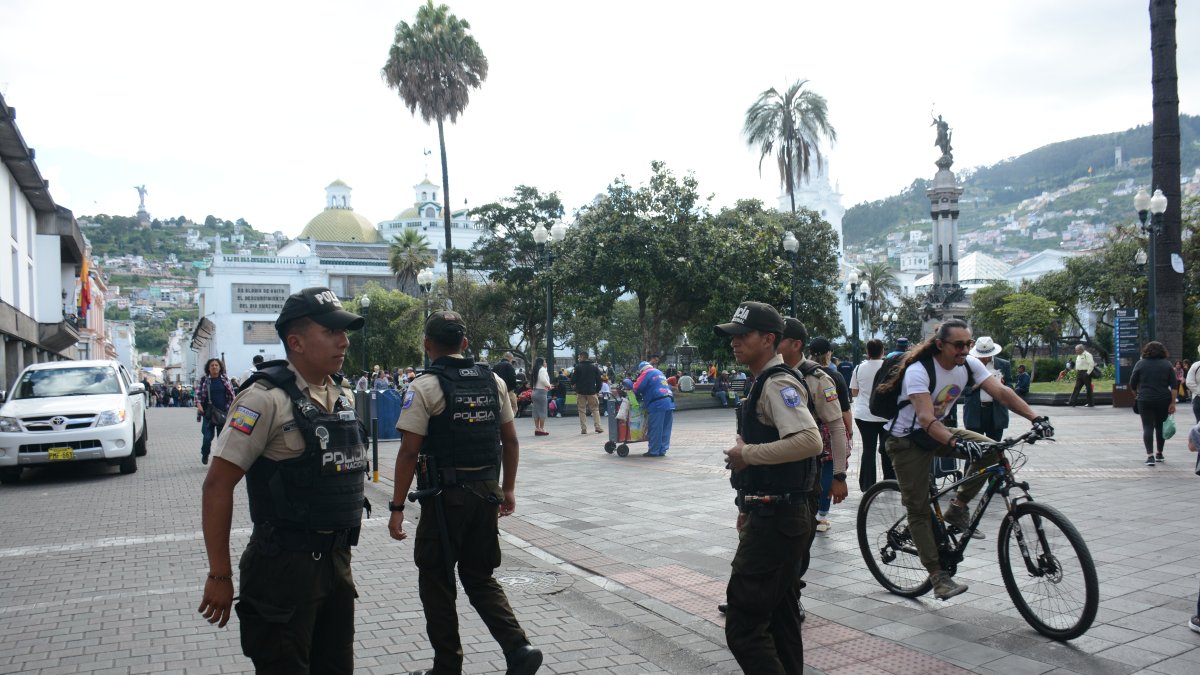 Quito es una de las ciudades donde rige el toque de queda.