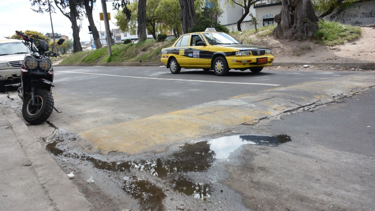 Los rompe velocidades del sector de Carcelén presentan grietas y huecos que afectan el tránsito