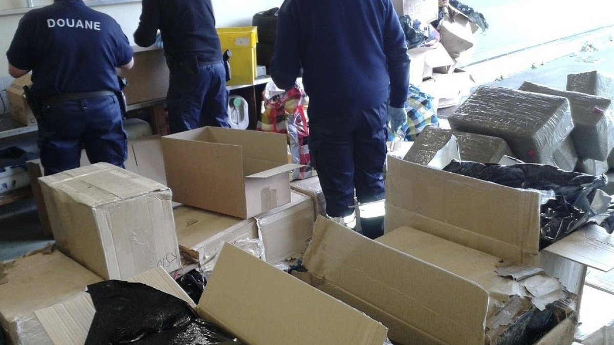 Fotografía facilitada por el servicio francés de Aduanas de un operativo ejecutado en años recientes.