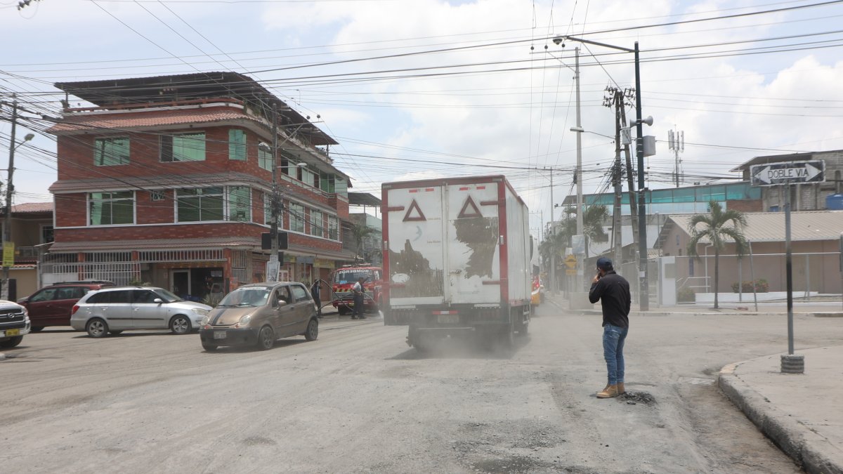 Afectación. El paso de vehículos pesados incrementa la polvareda en la avenida principal de Panorama. A diario, los ciudadanos que caminan por el sitio deben cubrirse la nariz y la boca.