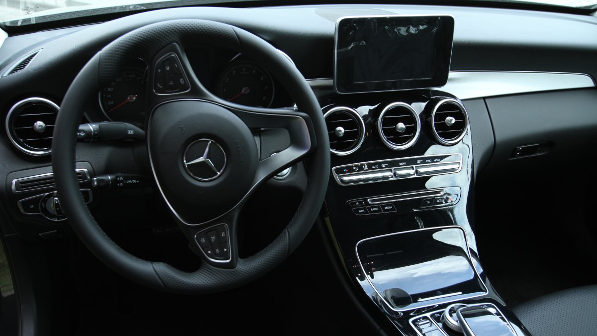 Transporte.- La parte interior de un carro Mercedes- Benz.