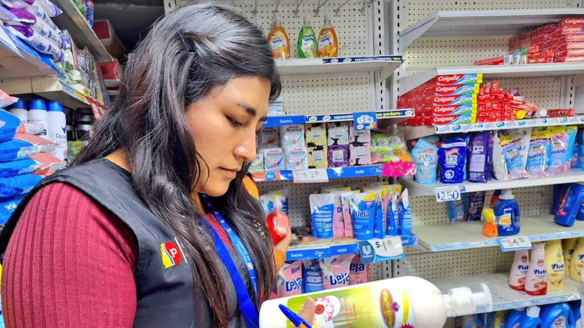 Productos de aseo y de consumo fueron retirados del local en Tumbaco